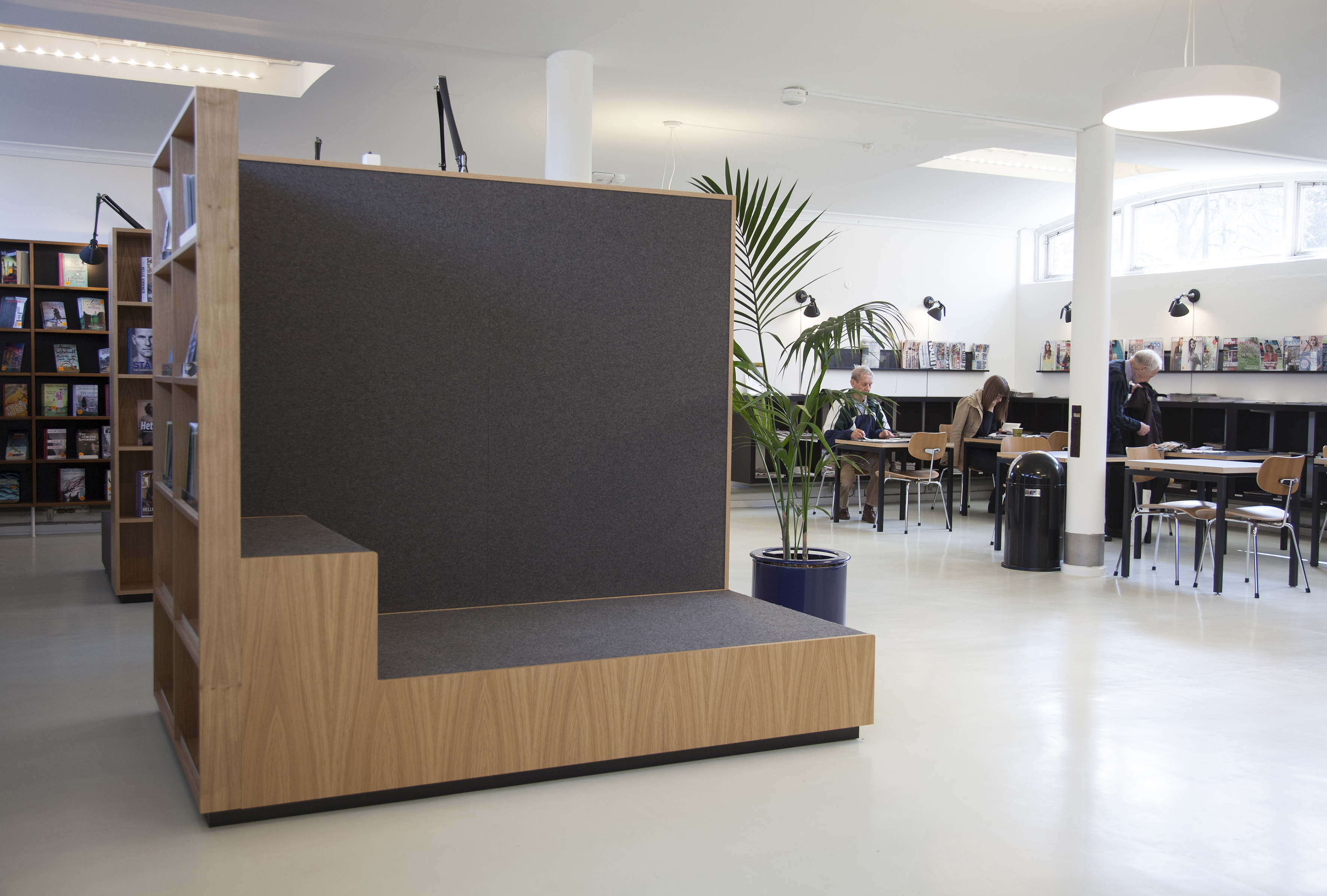 Grå Fraster filt på væg på bibliotek